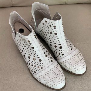 Rampage NEW Tighttone Lazer Cut Ankle Booties